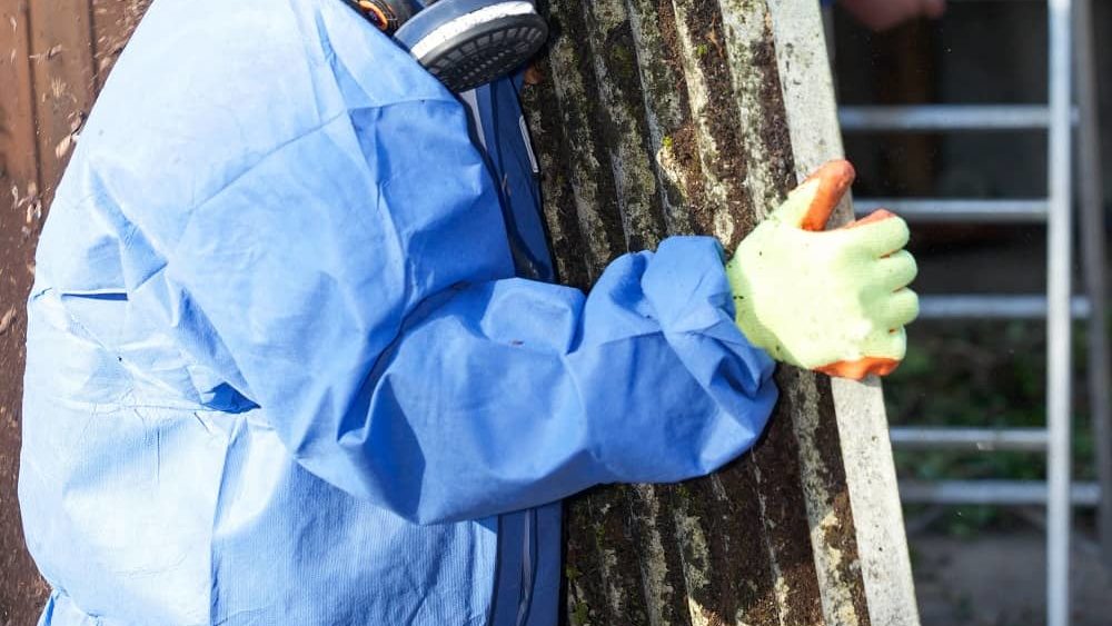 consecuencias de no contar con profesionales para la retirada amianto en barcelona